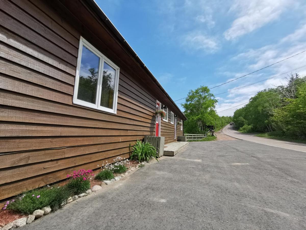 Knotty Pine Cottages, Suites & Motel Rooms Ingonish Exterior foto